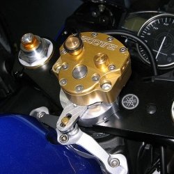 Крепление демпфера SCOTTS на Yamaha R1 некомплектный