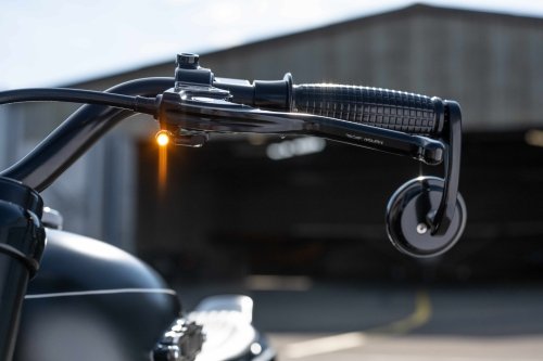 Поворотник Kellermann Atto в торце руля Harley-Davidson Sportster от One Way Machine