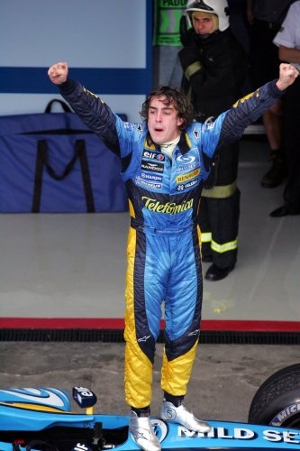 Фернандо Алонсо, чемпион Формулы-1 2005 года, в Alpinestars
